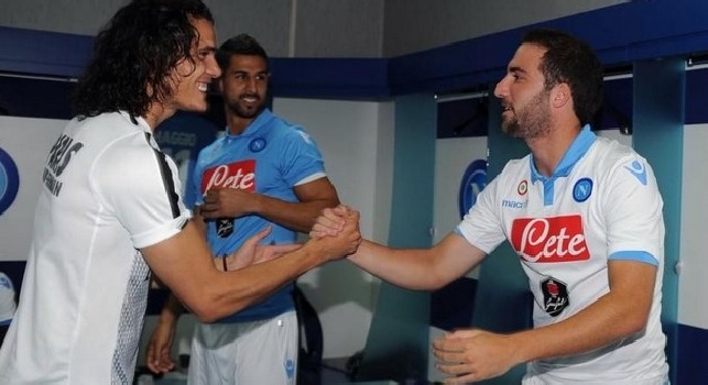 FOTO - La Serie A Tim celebra le parole d'amore di Cavani verso Napoli