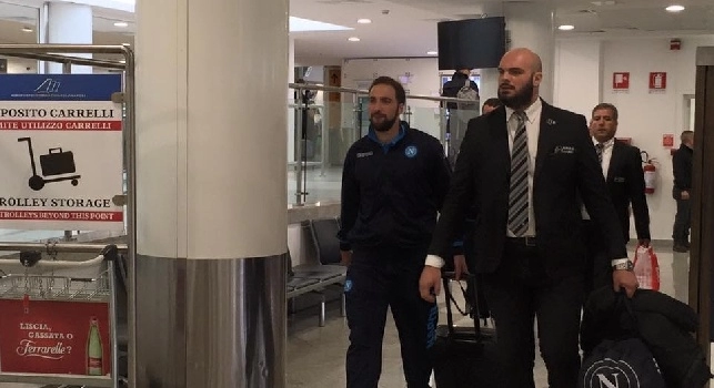 VIDEO CN24 - Il Napoli arriva a Capodichino, grande accoglienza per gli azzurri in partenza per la Danimarca