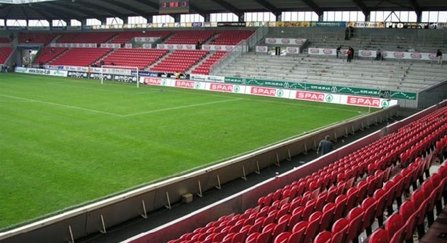 Radio Kiss Kiss, l'inviato Martino: Una curiosit&agrave;: gli steward del Midtjylland a lavoro per fornire plaid ai tifosi!