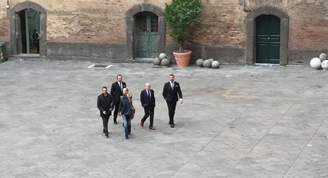 VIDEO CN24 - De Laurentiis arriva al Maschio Angioino, ingresso scortato nel palazzo