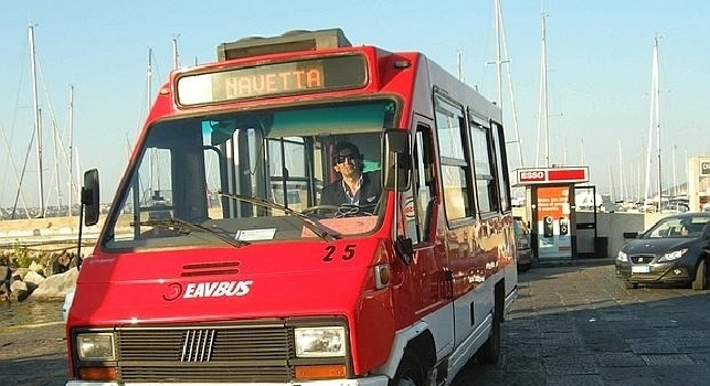 Sorpreso sul pullman senza biglietto, ex calciatore del Napoli picchia il controllore