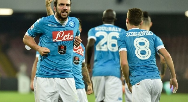 FOTOSEQUENZA CN24 - Napoli-Udinese 1-0, il golazo di Higuain: prima il tocco e poi l'esultanza rabbiosa