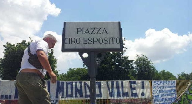 FOTOGALLERY - Tante scritte dalle tifoseria gemellate per Ciro Esposito: stasera sarà ricordato in piazza