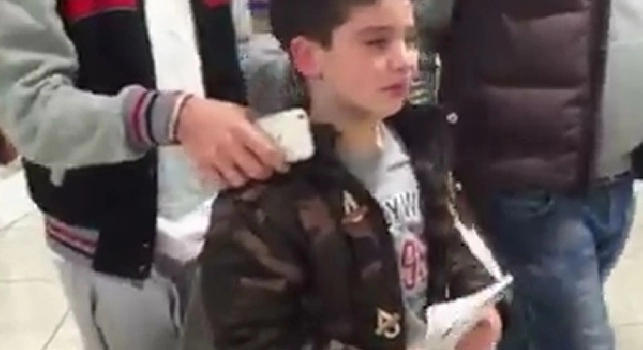 VIDEO CN24 - Il Napoli parte per Verona, un piccolo tifoso piange dopo un mancato autografo