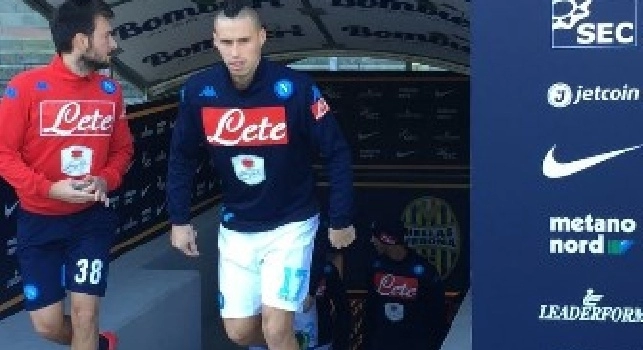 FOTOGALLERY - Napoli in campo al Bentegodi per iniziare il riscaldamento prepartita
