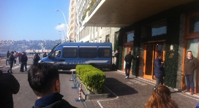 FOTO - Tanti interisti all'esterno dell'Hotel Vesuvio, sfottò ai napoletani: La capolista se ne va
