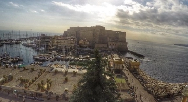 FOTO - #BellaNapoli, Felipe Melo <i>incantato</i> dal panorama del Lungomare