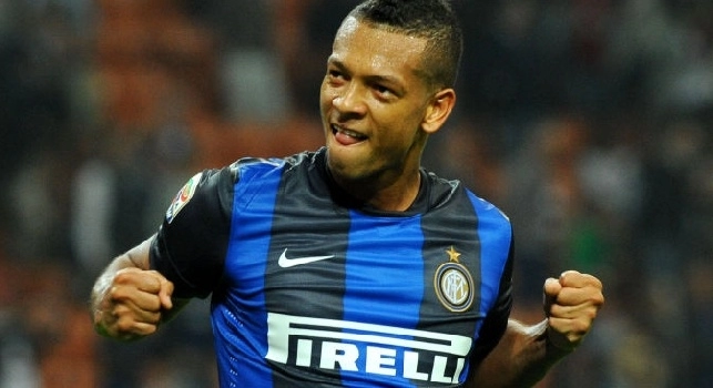 FOTO - Tutti pazzi per Napoli: Guarin come Melo, si immortala con il Castel dell'Ovo come sfondo!