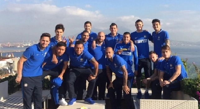 FOTO - Anche Brozovic incantato da Napoli: foto di gruppo con panorama mozzafiato