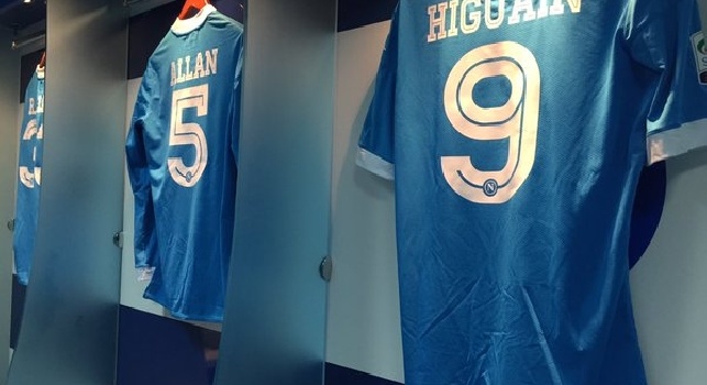 FOTO - Tutto pronto negli spogliatoi del Napoli, ecco le maglie dei giocatori che sfideranno l'Inter