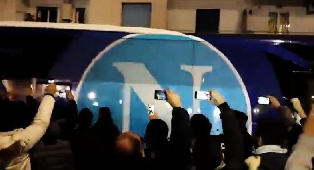 VIDEO CN24 - Il Napoli arriva al San Paolo, entusiasmo alle stelle per i tifosi azzurri: che accoglienza a Fuorigrotta!