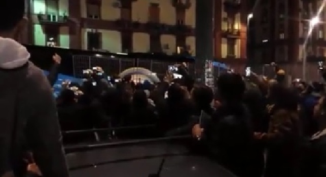 VIDEO CN24 - L'Inter arriva al San Paolo, accoglienza infernale da parte dei tifosi azzurri