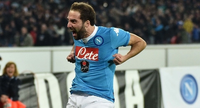 VIDEO - Napoli-Inter 2-0, straordinario gol di Higuain che fa impazzire i tifosi sugli spalti
