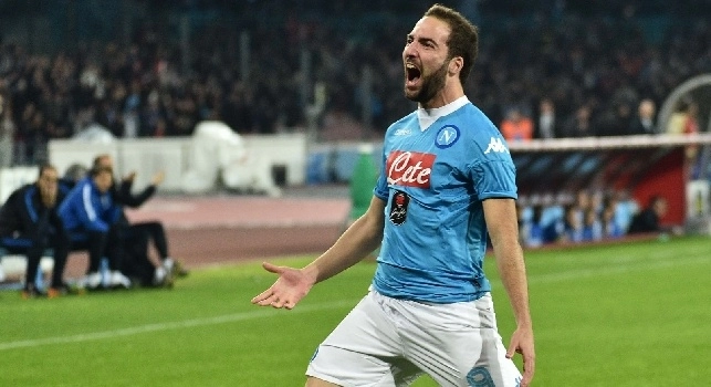 FOTOGALLERY CN24 - L'abbraccio Sarri-Ranocchia, la sigaretta del mister e l'esplosione di Higuain: le emozioni di Napoli-Inter