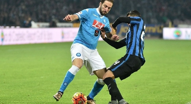 VIDEO - Higuain festeggia sotto la Curva a fine partita e canta con gli Ultras