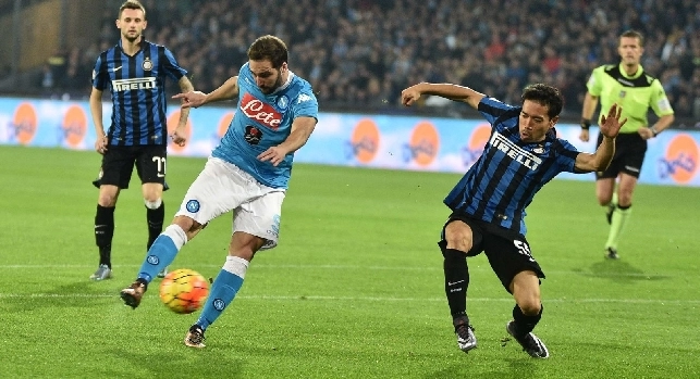 Napoli-Inter, dalla A alla Z: l’abbraccio negato ad Higuain, l’esempio con la bella donna, il gesto di Guarin e il bon ton di Sarri