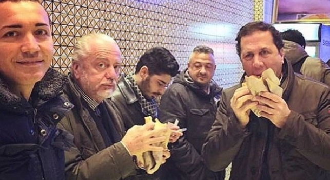 FOTO - De Laurentiis <i>festeggia</i> con una pizza fritta da Sorbillo nel post partita