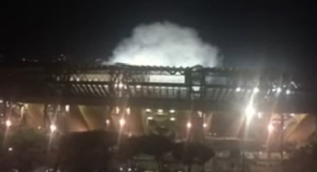 VIDEO - Napoli-Inter 2-1, scenario magico a Fuorigrotta: il San Paolo da fuori sembra un vulcano in eruzione!