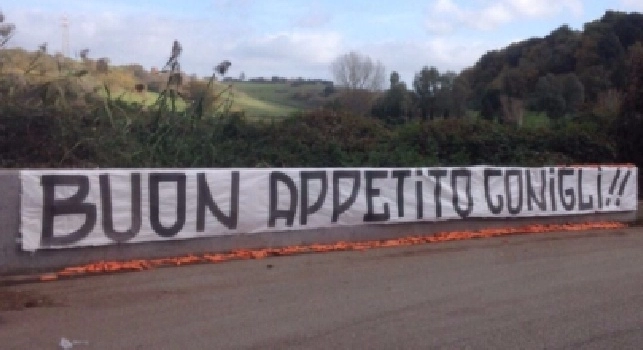 FOTO - Dura contestazione a Roma. Ultras portano 50kg di carote a Trigoria: Buon appetito, conigli