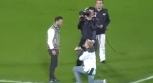 VIDEO - Proposta di matrimonio allo stadio del Groningen: fallimento totale!