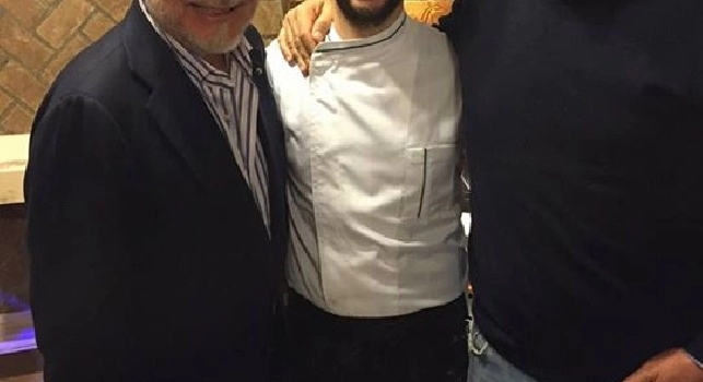 FOTO - De Laurentiis festeggia il 1&deg; posto con una pizza nel cuore della Sanit&agrave; a Napoli