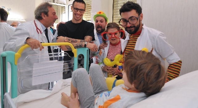 FOTOGALLERY - Hamsik cuore d'oro, diventa <i>Patch Adams</i> per i bambini del Sant'Anna di Caserta