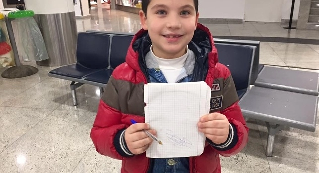 FOTO - Storia a lieto fine: ricordate il piccolo Sabino? Si è portato a casa l'autografo