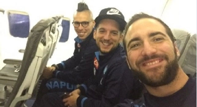 FOTO - Higuain sorridente in aereo: In viaggio con gli amici Marek e Dries!
