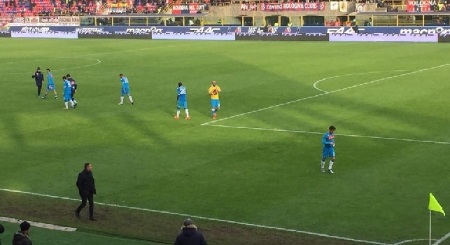 VIDEO - La squadra saluta da centrocampo, solo Mertens va sotto la curva a regalare la maglia