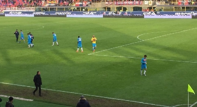 FOTO CN24 - Solo un azzurro va fin sotto il settore ospiti a salutare i tifosi al Dall'Ara