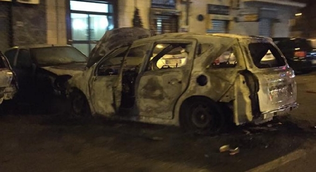 Napoli-Varsavia, follie nella notte: tifosi del Legia aggrediscono quattro ragazzi, auto data alle fiamme