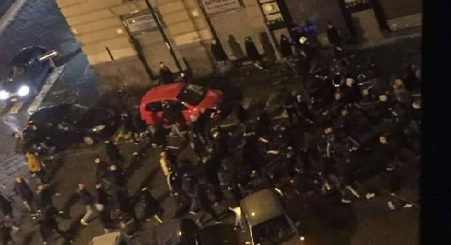 VIDEO - Napoli-Legia, follia ultras nella notte: scontri fra tifoserie e cariche della Polizia