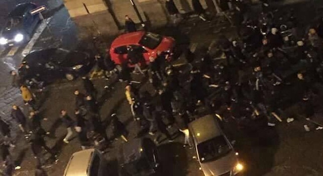 VIDEO - Napoli, ancora scontri: esplodono bombe carta in strada tra le luminarie