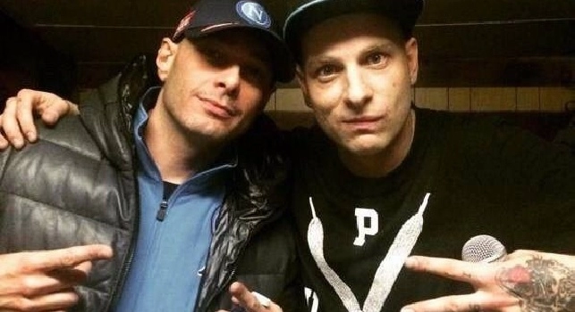 FOTOGALLERY -  Concerto Clementino, sorpresa Fabri Fibra: sale sul palco con la tuta del Napoli