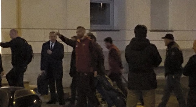 VIDEO CN24 - La Roma arriva a Napoli, un tifoso azzurro stuzzica De Sanctis che reagisce così