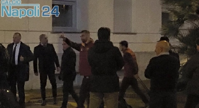 FOTO ESCLUSIVE - La Roma è arrivata a Fuorigrotta! Nessun problema per i giallorossi, un tifoso <i>stuzzica</i> De Sanctis