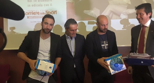 FOTOGALLERY - Calendario Ssc Napoli 2016, tutti gli scatti della presentazione: Higuain e Reina col Super Santos azzurro