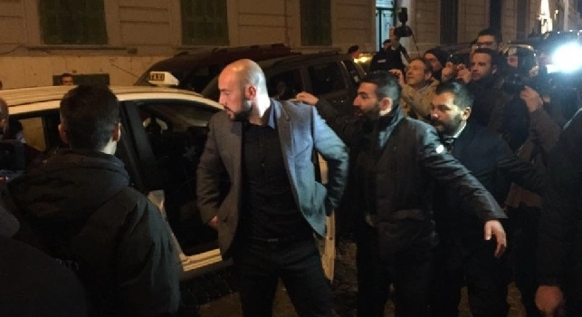 FOTOGALLERY CN24 - Cena di Natale: arriva De Laurentiis, applausi per Allan e Higuain. Super bolide per Koulibaly e Jorginho. Reina in taxi con gli spagnoli, Sarr per ultimo