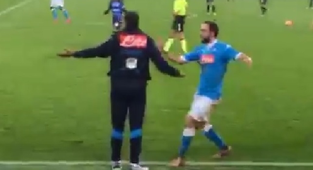 VIDEO INEDITO - Il gol di Higuain visto dalla panchina del Napoli: l'esultanza degli azzurri e l'abbraccio con Sarri