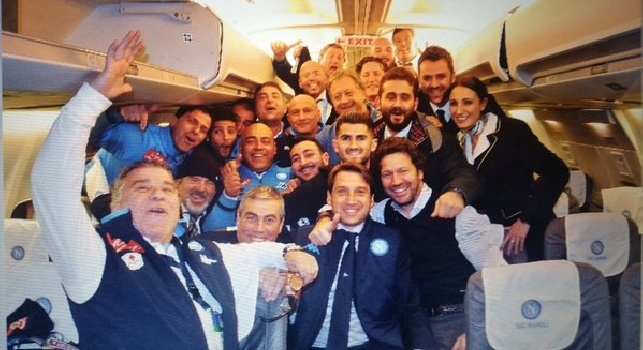 FOTO - Gruppo felice e unito: scatto di gruppo sull'aereo di ritorno da Bergamo