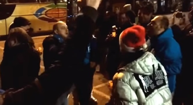VIDEO - Napoli, geniale sfottò dei tifosi in trasferta: Tanti auguri bergamasco, solo per tre purpett!
