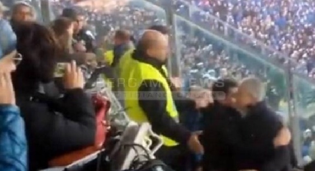 VIDEO - Terroni, terroni!. Dopo il 2-1 di Higuain, un tifoso bergamasco si gira verso due cronisti ospiti e rifila loro una manata