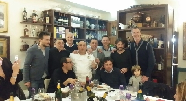 FOTO - Sarri-Giuntoli, capodanno azzurro: cenone a Pozzuoli da Bobò con con lo staff del Napoli