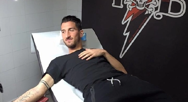 FOTO - Valdifiori finisce <i>sotto i ferri</i>, primo tattoo partenopeo da Enzo Brandi