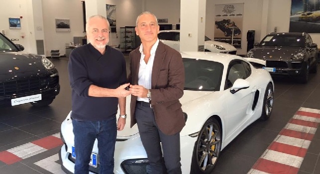 FOTO - De Laurentiis chiude il primo acquisto di gennaio, una Porsche Cayman GT4: sfreccia quasi a 300 km/h