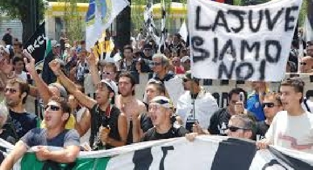 FOTO - Napoli Club Arezzo, tifosi juventini imbrattano la sede