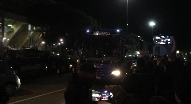 VIDEO CN24 - Il Napoli arriva al San Paolo, entusiasmo alle stelle per gli azzurri a Fuorigrotta