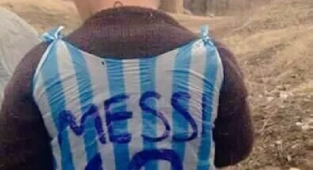 FOTO - Un bambino iraqueno crea una maglietta di Messi da un sacchetto di plastica, il Barcellona vuole rintracciarlo