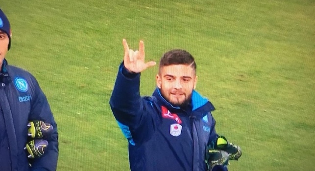 FOTO - Insigne entra in campo e saluta con le corna qualcuno in tribuna