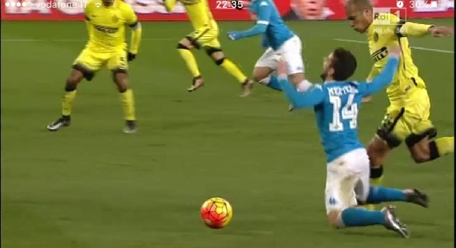 FOTO & VIDEO - Fallo di Miranda su Mertens, rigore dubbio ma espulsione inventata